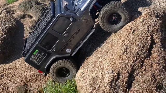 Axial scx10 ii Jeep Wrangler Rubicon rock crawling and trailing