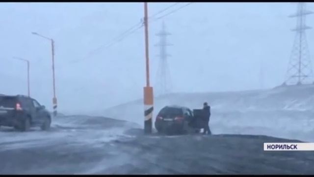 Автобусы буксуют, скамейки перевернуты: показываем последствия урагана в Норильске