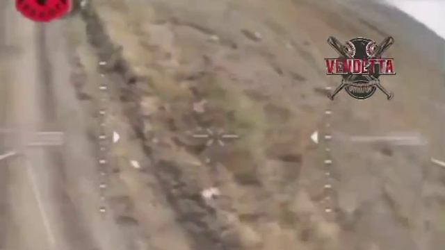 Российский боец отбивается от украинского FPV-дрона каской...