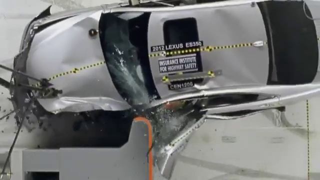Crash test small overlap IIHS Lexus ES | SicurAUTO.it