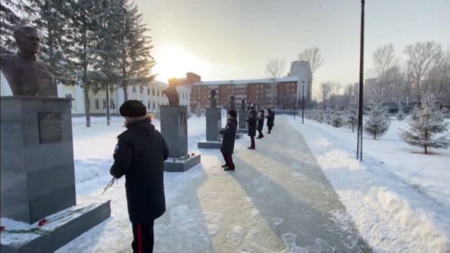 Торжественный митинг в честь Дня героев Отечества провели в Иркутском суворовском военном училище