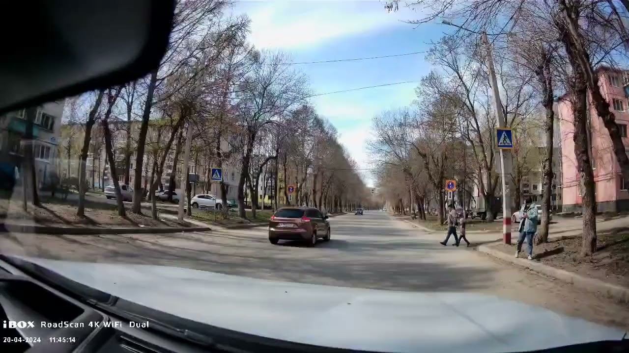 Водитель Лады XRAY на улице Полбина, чуть не сбив переходящих дорогу мужчину с ребенком