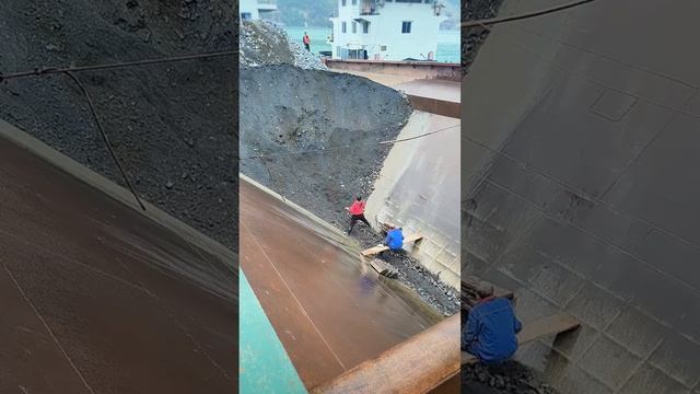 Строительство, разгрузка баржи