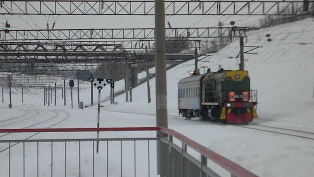 Тепловоз ТЭМ2-7432 с вагоном-путеизмерителем.