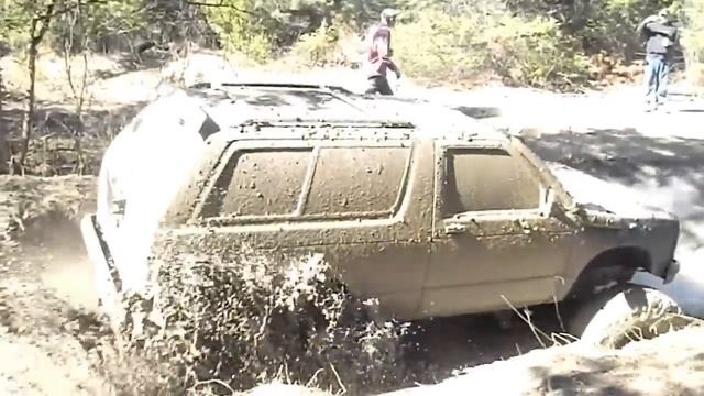 2 wheel drive going through the hummer hole (Burntlands)