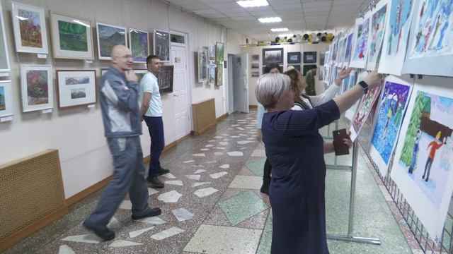 20 картин юных художников украсят галерею ледового городка