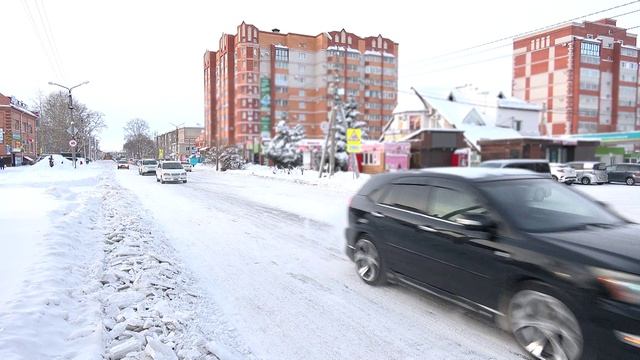 Последствия снегопада в Белогорске устраняют коммунальщики, частные предприятия и жители