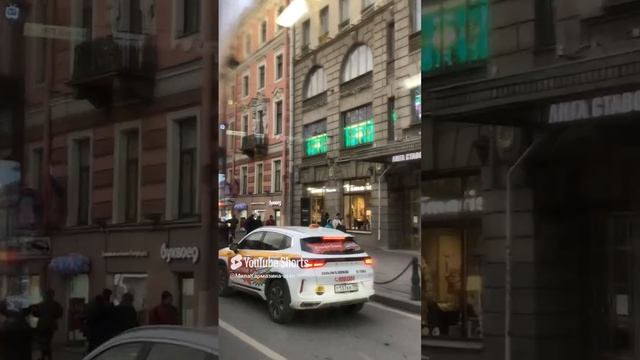 Санкт-Петербург. 09.12.2024. Поезда по Невскому проспекту от ТК «Невский центр» к Гостиному двору