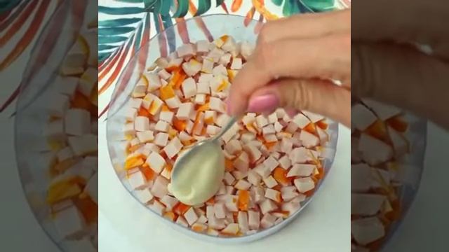 Вкуснейший салат с ананасом, курицей и сыром
