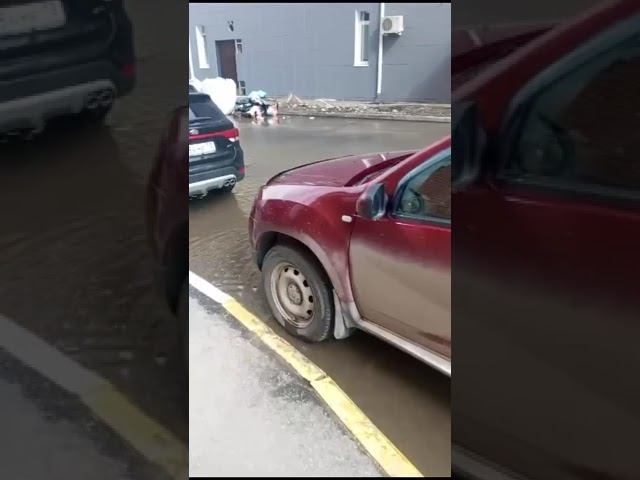 Забилась ливнёвка у "Пятёрочки" на ул. У. Громовой.Вода быстро прибывает