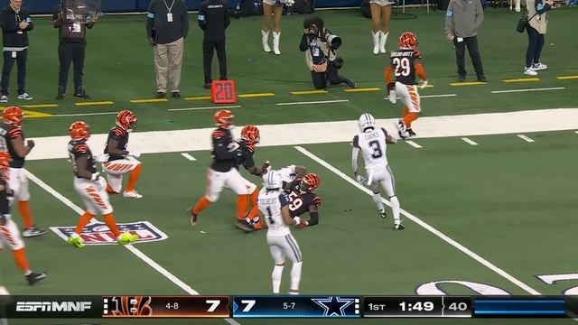 CeeDee Lamb roams the globe on field-flipping 43-yard pickup vs. Bengals