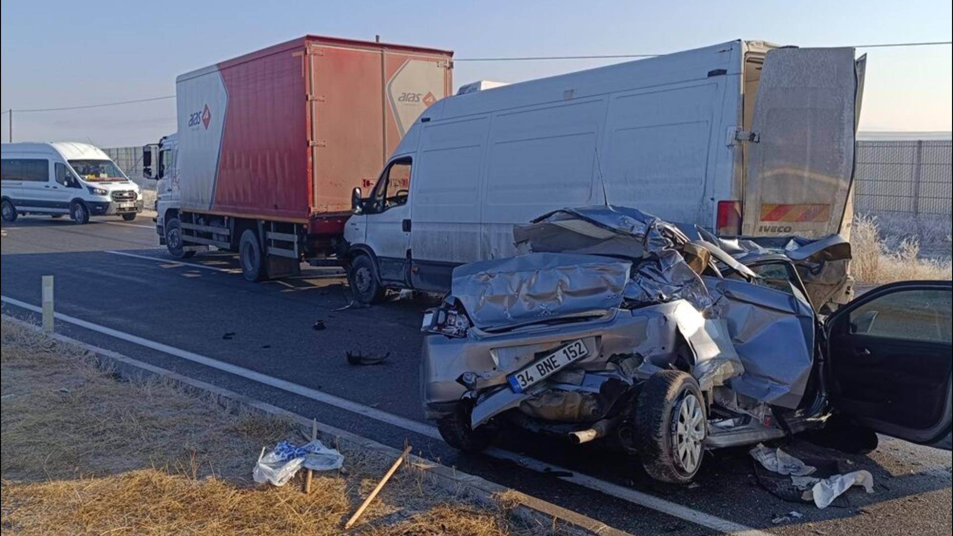 На видео попали 30 автомобилей, которые столкнулись в Турции из-за гололеда