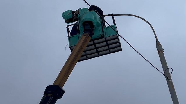 Автовышка для Замены светильников на мачте освещения во дворе в Москве