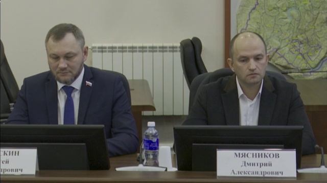 Спикер областного парламента Александр Ведерников поздравил всех с Днем Героев Отечества на заседани