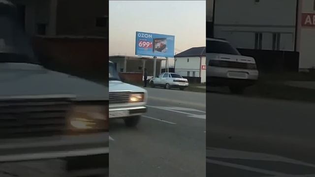 Двое четких муджахидов просят денег на дороге в Краснодарском крае.