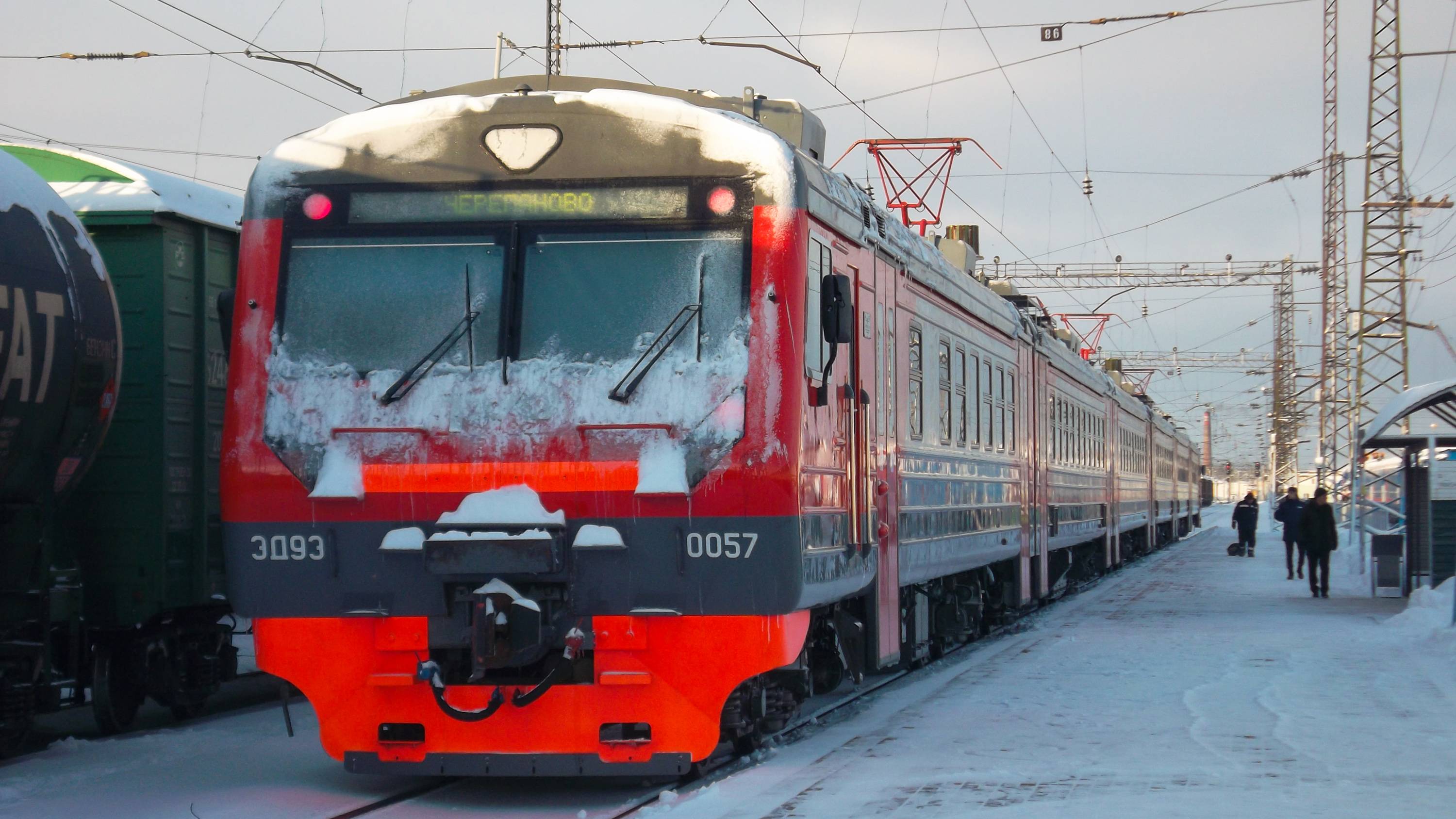 Электропоезд ЭД9Э-0057. Прибытие.