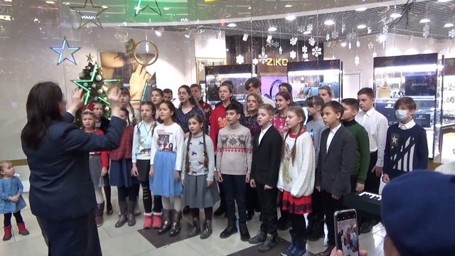 Святочный флешмоб в торговом центре "Dana Mall"