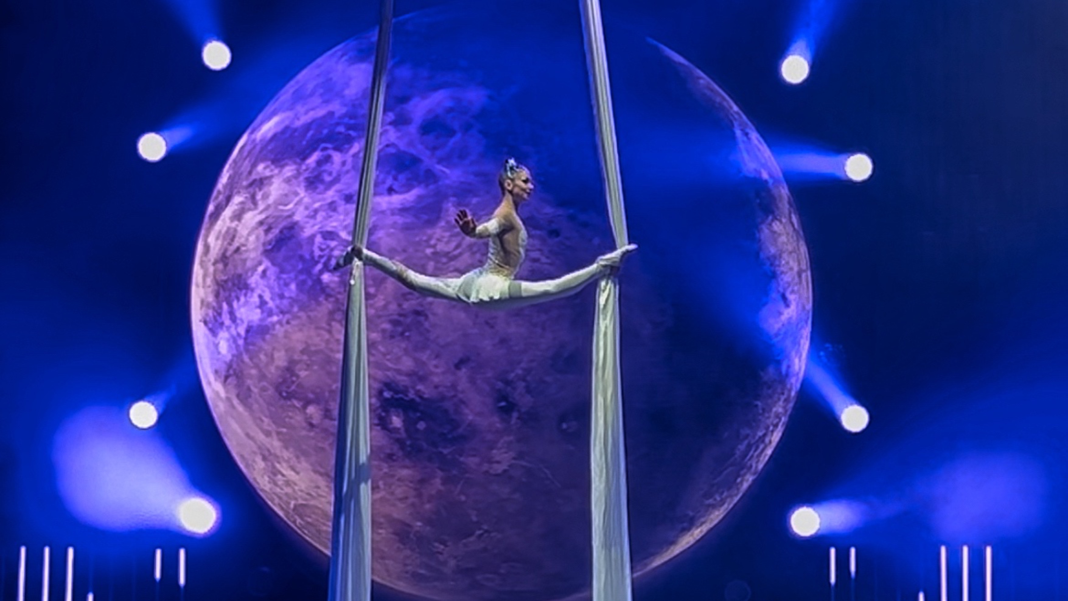 Moon river в КЗ «Зарядье»
#Воздушнаягимнастика #артисты#воздушная#артистынапраздник #гимнастка