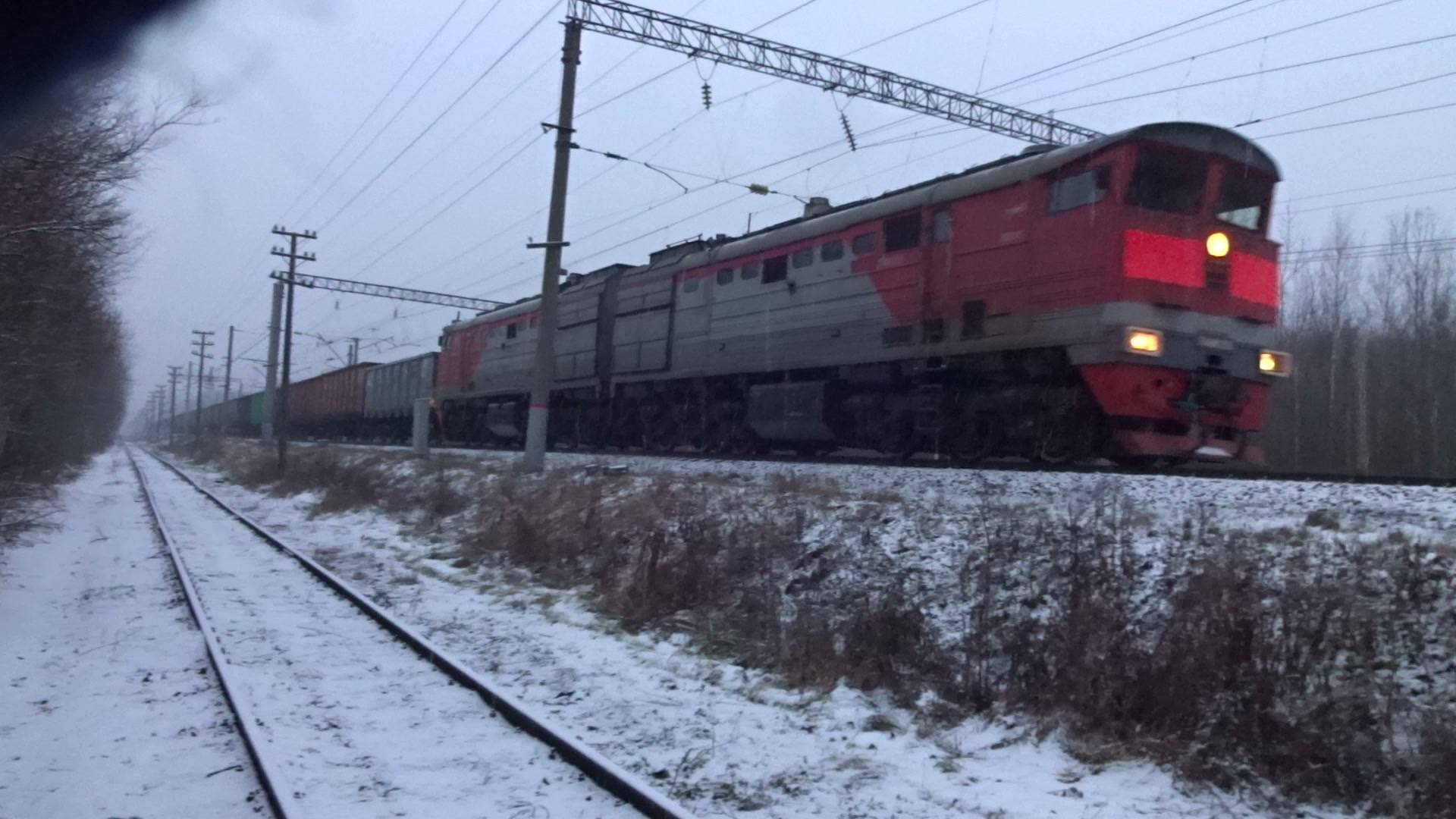 Тепловоз 2ТЭ10М-2129 с грузовым поездом прибывает на станцию Петряевка