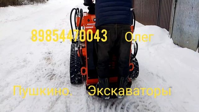Китайский погрузчик чистит снег