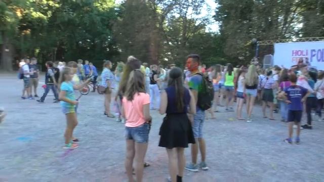 Полтава 27.8.2016 Празднечное обсыпание цветными мелками