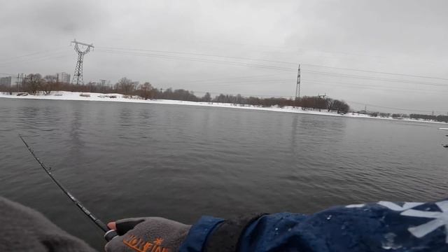 Рыбалка в ЛЕДЯННОЙ ДОЖДЬ. Ультралайт. Москва река. Зимний Спиннинг.