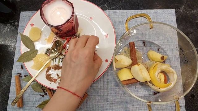 Вкусный глинтвейн дома из красного вина с лимоном, имбирем, корицей.