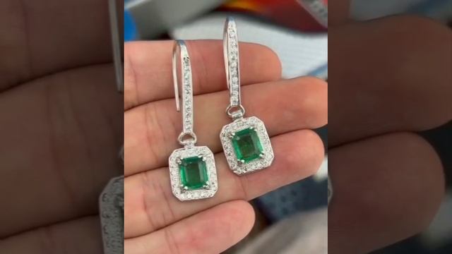 Серьги с изумрудами и бриллиантами.