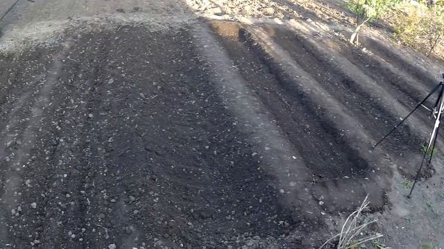 ЖИВЕМ В ДЕРЕВНЕ!!ДЕЛАЕМ ГРЯДКИ ПОД РАССАДУ!!!ПОЛИВАЕМ ОГОРОД!!!Деревенский влог
