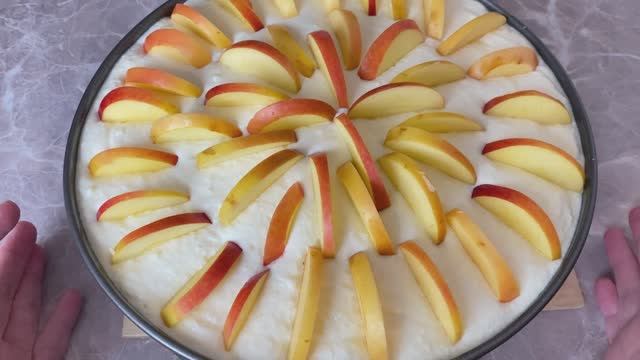 яблочный пирог с маленькой хитростью, тесто просто тает во рту. Вкусно-просто пальчики оближешь