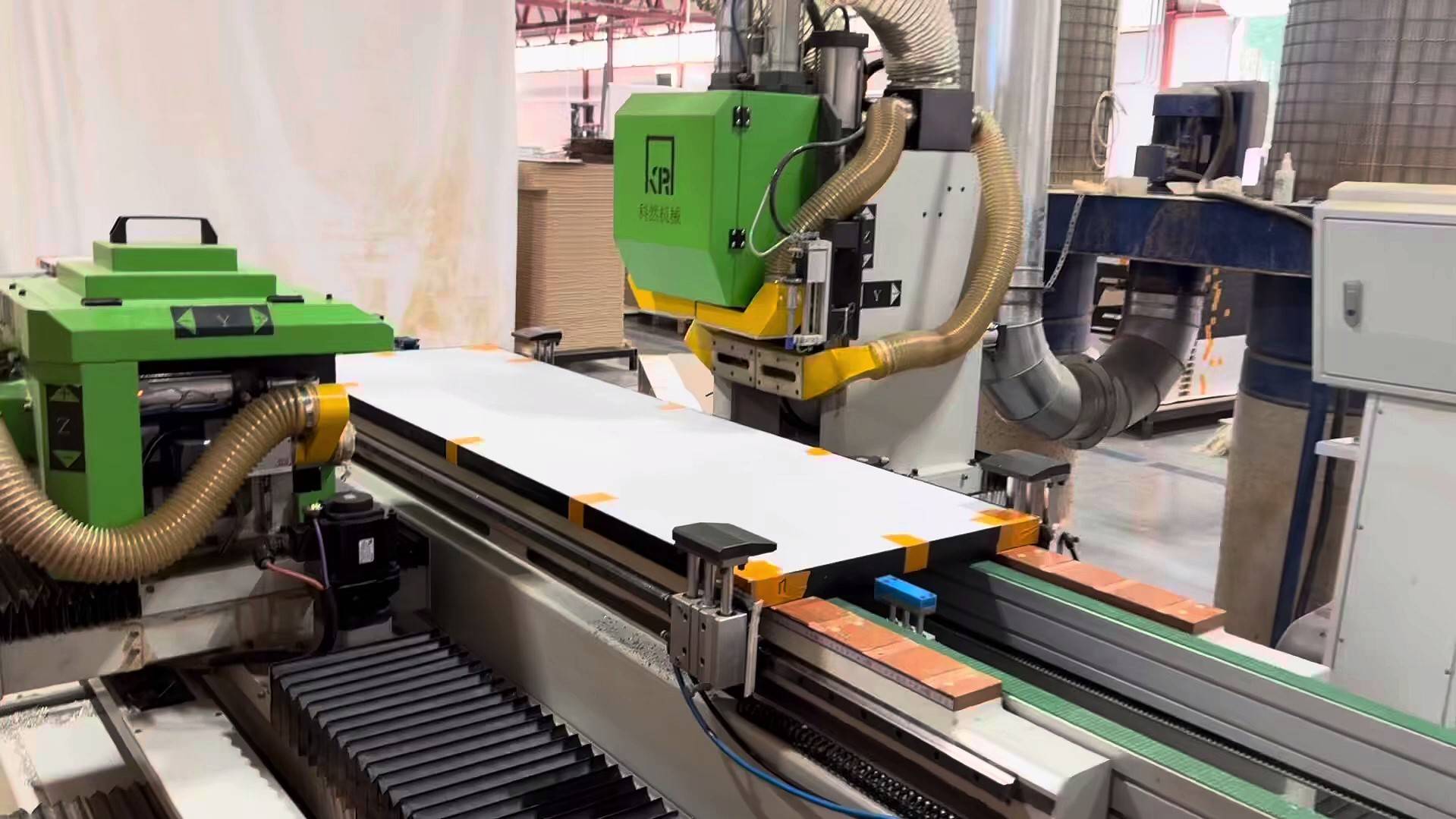 Заводская врезка скрытых петель и замков на фабрике дверей МаркеевДорс.