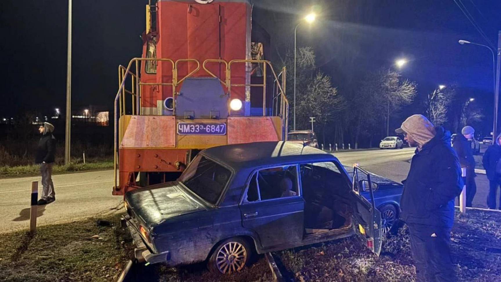 На видео попало, как во время погони «Жигули» врезались в локомотив в Майкопе