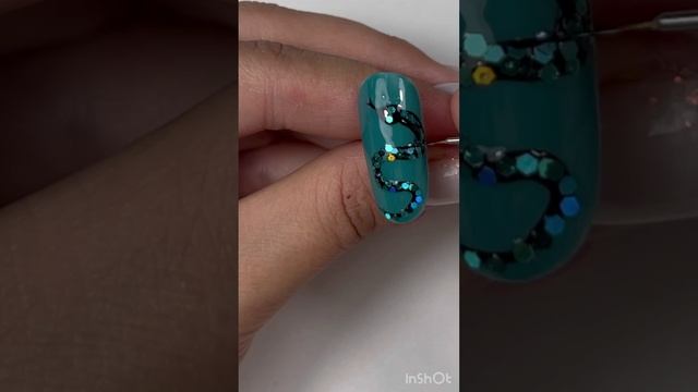 Новогодний дизайн змея.