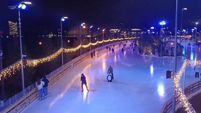 Каток у флагштока в Санкт-Петербурге.