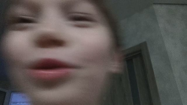 мы с Ромой играем в прятки