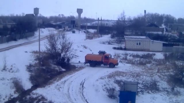 Потекло, но ближе не дали подойти заснять, пол видео пришлось удалить.