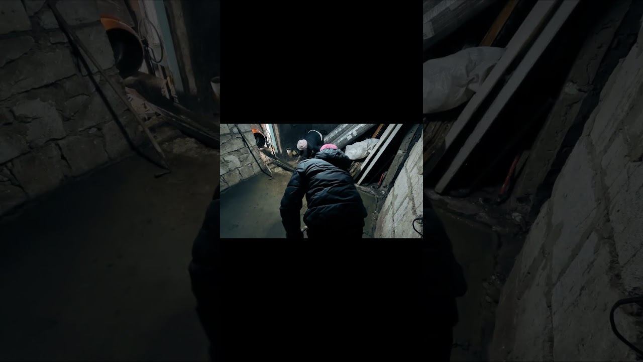 Вариант стяжки пола в сарае #shorts #стяжкапола #ремонт #своимируками