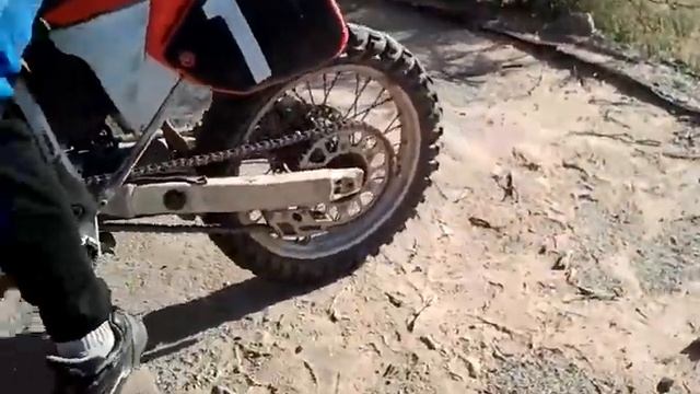 crazy fucker on a handa cr 125 burnouts and doing donuts!!!!!