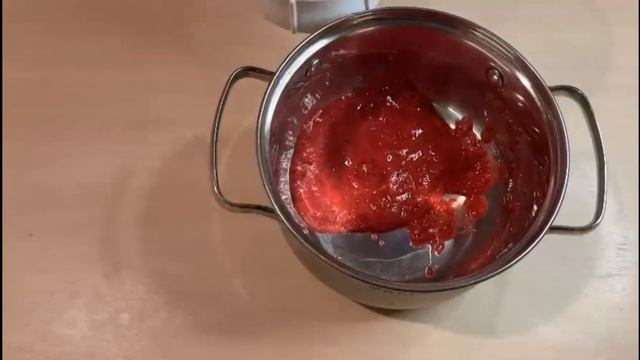 Меренговый рулет с конфитюром из красной смородины