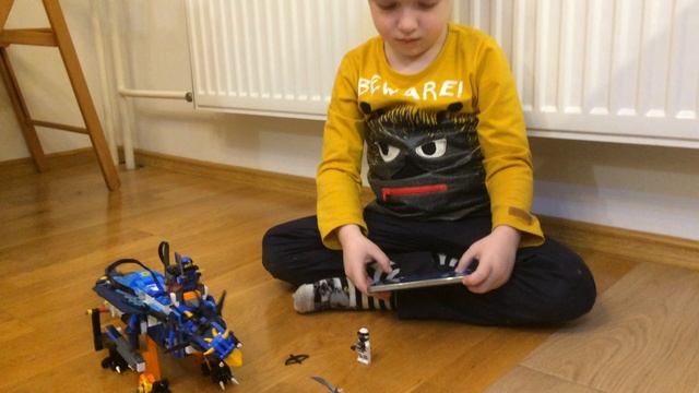 Я в детстве игаю с Lego Boost