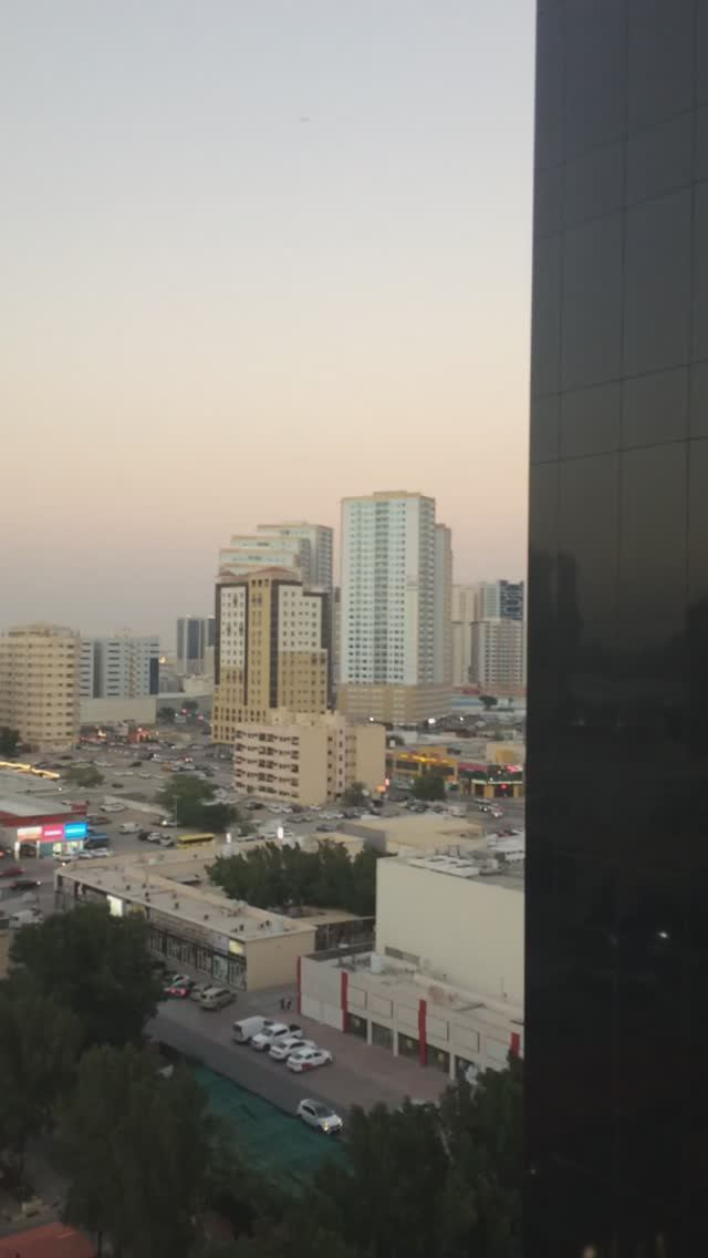 Черный отель в ОАЭ. Исламская молитва.