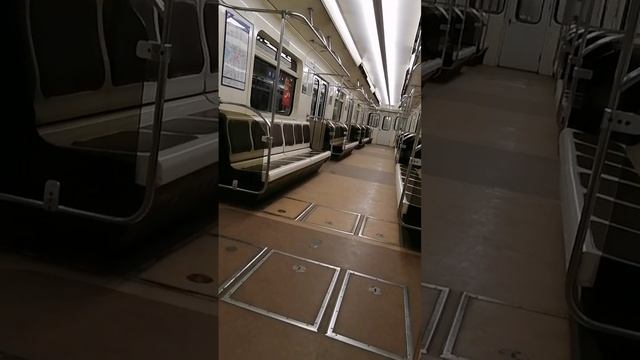 Питерское метро в 23.00. Пустой вагон!!!!