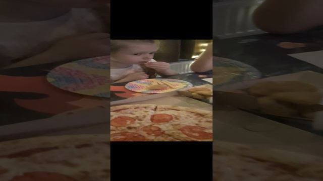 Девочка ест вкусную пиццу😃Таисия в эфире❤️