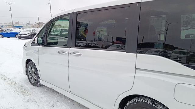 Honda Stepwgn 2,0 л. Гибрид Вариатор  (145 л.с.) 2017