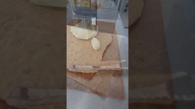 Медовик в рулете - интересная подача десерта к Новому году