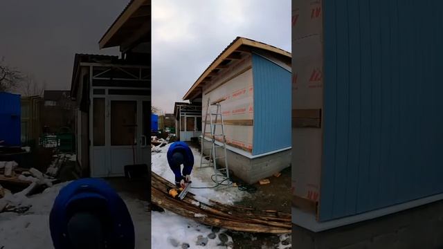 День 57 фасад #орск #стройка #ремонт #топ #каркасныйдом #фасаддома #дом #вагонка #покраска #красим