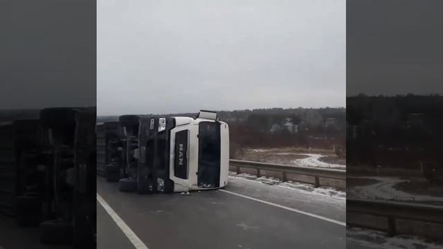 🚚 Фура завалилась на бок на трассе в Николаевском районе