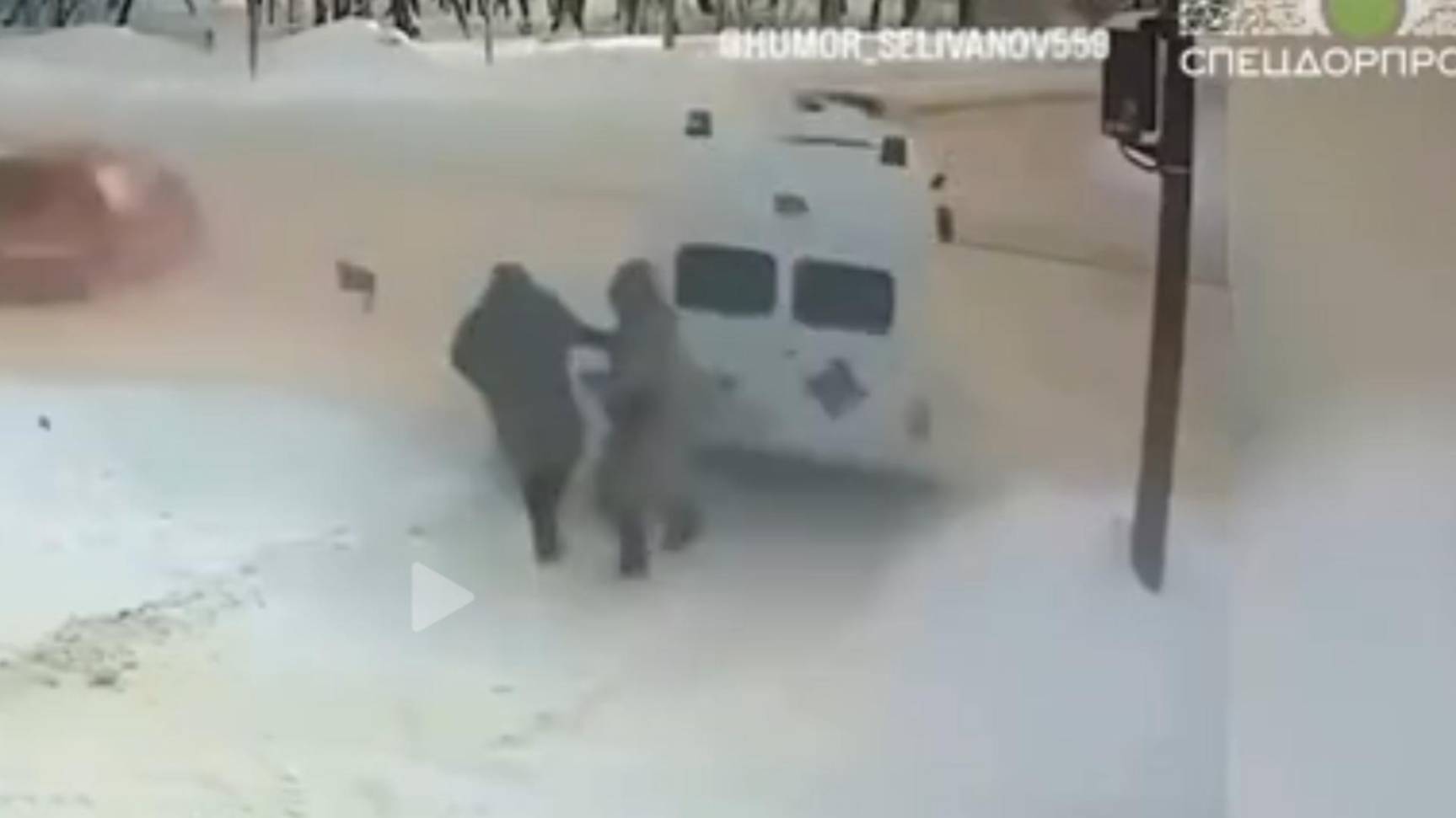 На видео попало, как перевернувшаяся скорая помощь едва не сбила двух женщин