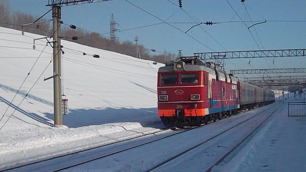 Электровоз ЭП1-261 с приветливой бригадой.