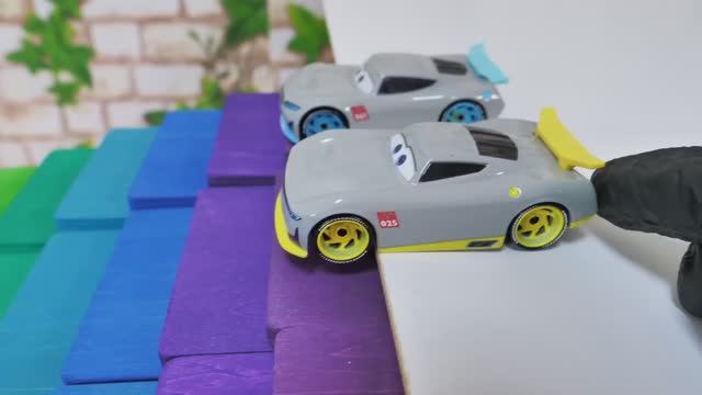 Новый проектМиниатюрная машинка сбегает по радужному склону ♪ Она скользит, словно катясь, и падает